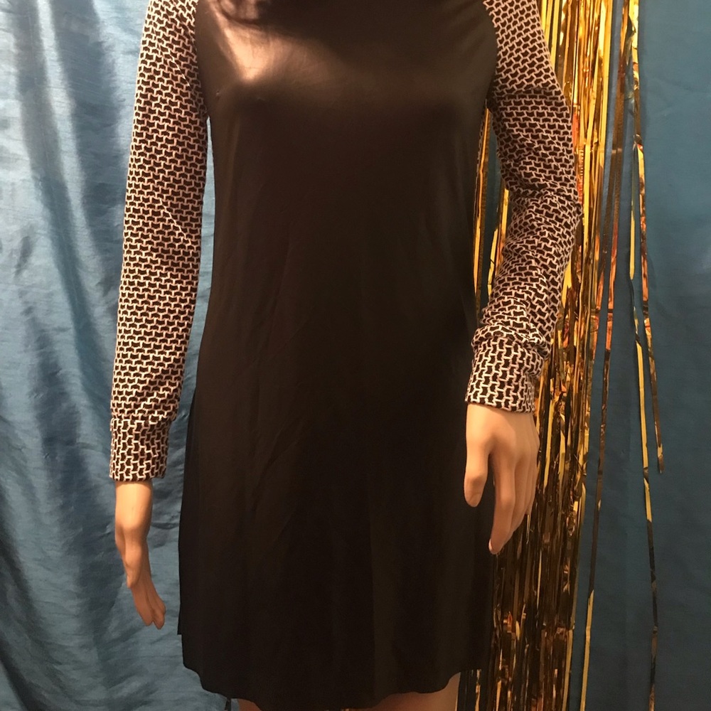 mía de ANDREA Black Dress w/ Black & White Sleeves